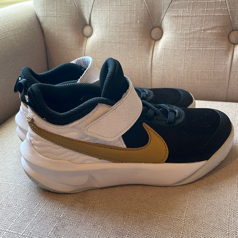 Nike Boys' Team Hustle D 10 Basketball Shoes Size 13
